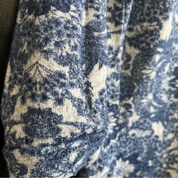 Reitmans XS Blue Floral Shirt with open slit back - Picture 4 of 5